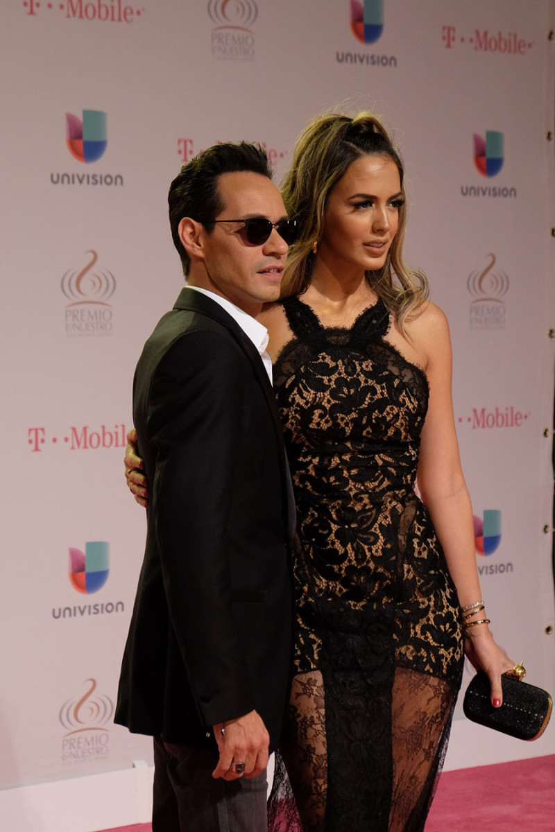 Marc Anthony y Shannon de Lima posan a su llegada para la entrega de los premios Lo Nuestro el jueves 18 de febrero de 2016. La pareja ya está divorciada.