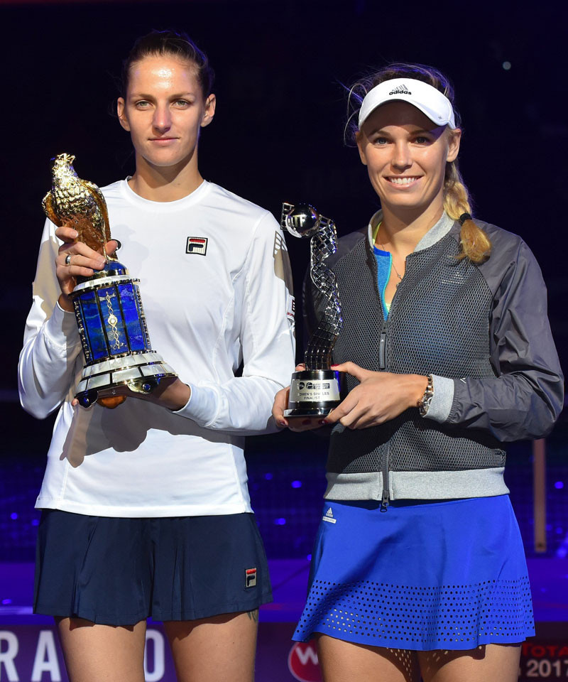 Karolina Pliskova y Caroline Wozniacki posan con sus trofeos luego de la final del torneo de Catar.