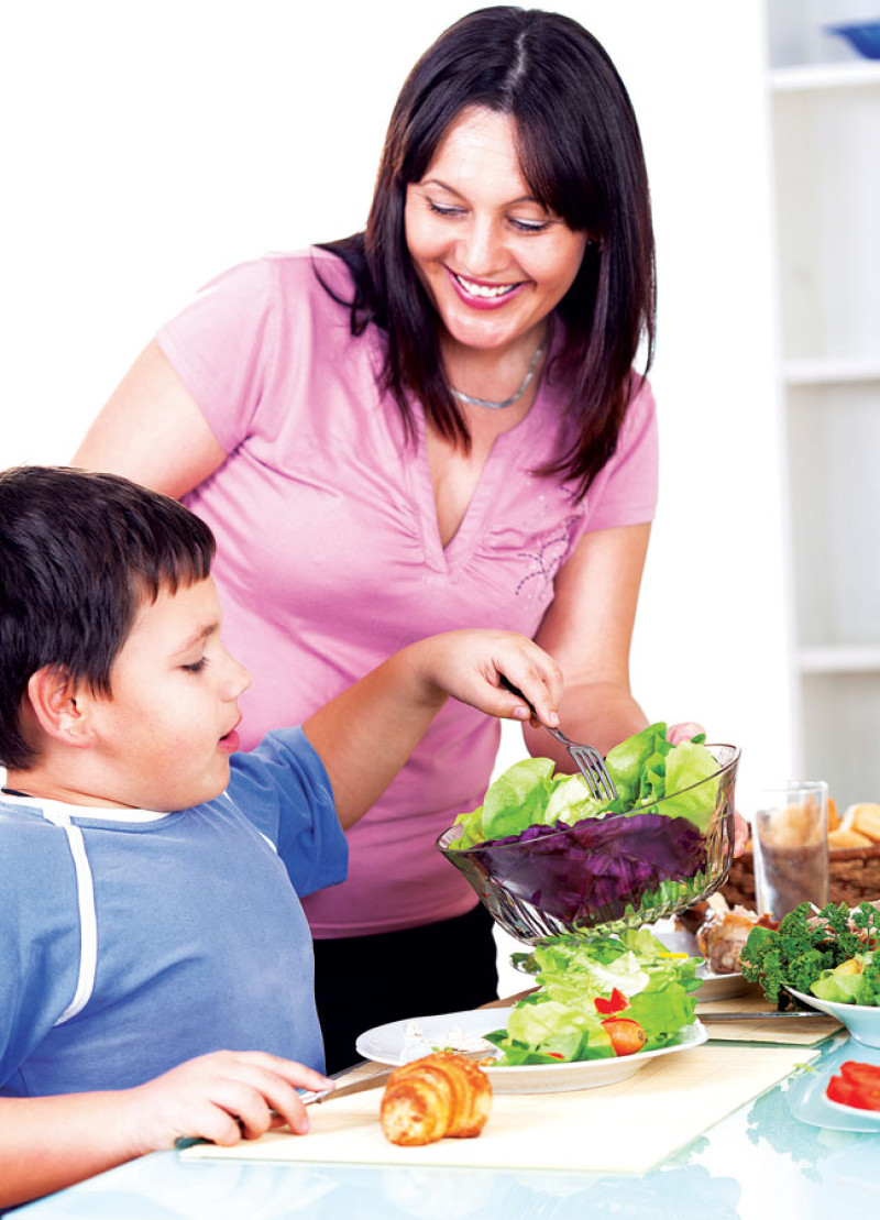 Tiempos para comer. Los niños deben tener una dieta que incluya tres comidas principales y dos meriendas.