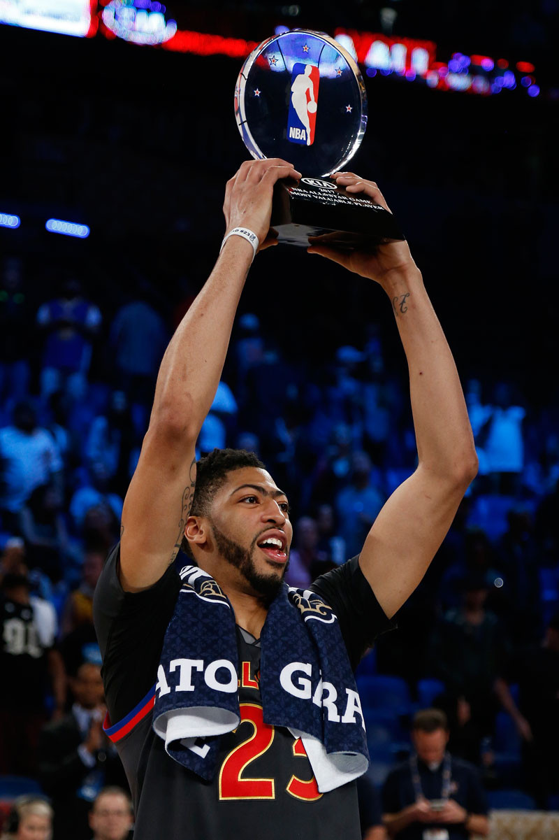 Anthony Davis, de los Pelicans de New Orleans, eleva el trofeo de Jugador Más Valioso del Partido de Estrellas de la NBA.