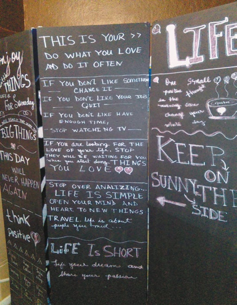 Pizarra. En el cuarto de damas de Café Negro la mampara de pizarras tiene interesantes frases escritas.