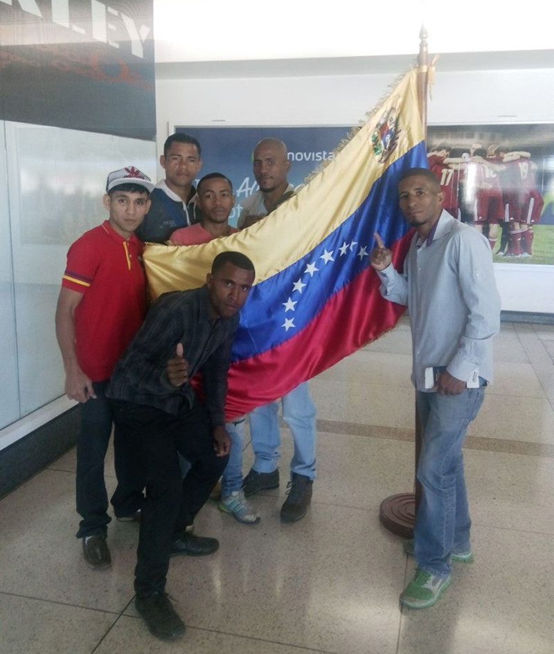 La delegación de boxeadores venezolanos que estará en acción mañana ente rivales dominicanos.
