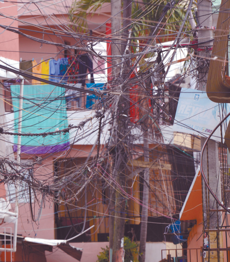 Peligro. En barrios del Gran Santo Domingo el tendido eléctrico representa un peligro para los residentes. De acuerdo con las cifras del informe del 2016 de la Oficina Nacional de Estadísticas, las electrocuciones por contacto con el cableado eléctrico son mayores. Solo en 2015 ocurrieron 129 por esta causa.