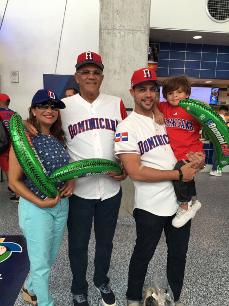 Familia. Una de las tantas familias que se han dado cita en el Marlins Park para observar al equipo dominicano