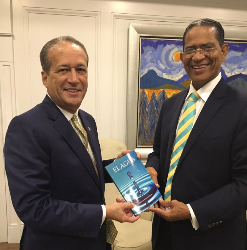Obsequio. Rodríguez Pimentel entrega un ejemplar de su nuevo libro al presidente del Senado, Reinaldo Pared Pérez.