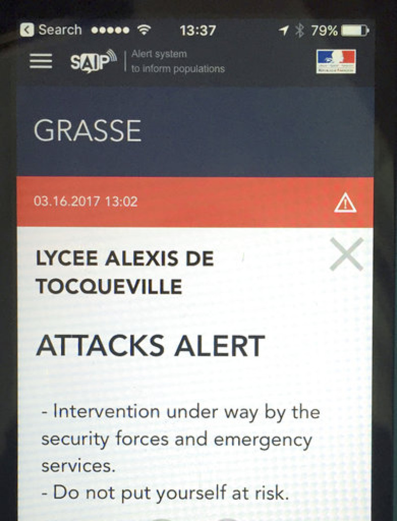 Un mensaje de alerta de la policía francesa se muestra en un teléfono celular en París. AP