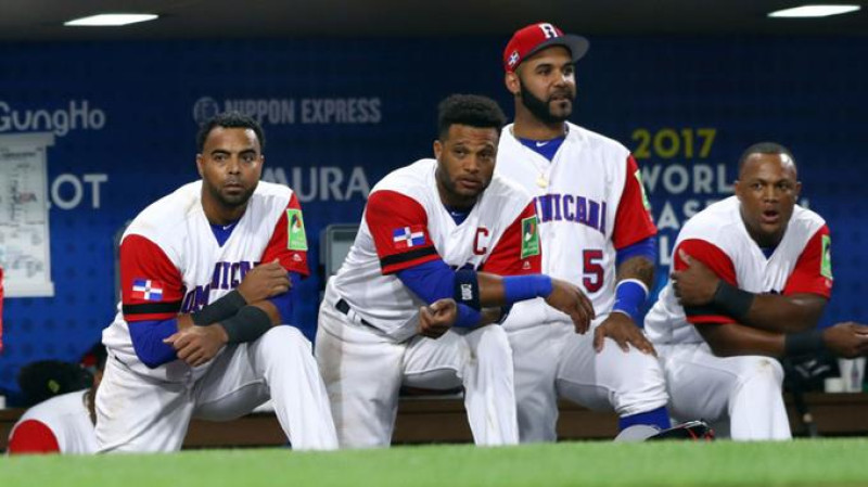 Nelson Cruz, Robinson Canó, Jonathan Villar y Adrian Beltré observan los últimos minutos de vida del equipo dominicano en el Clásico Mundial.