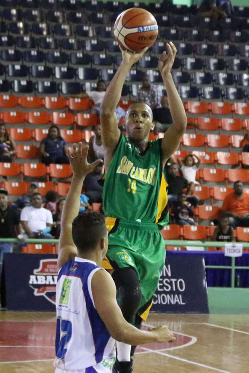 Roberto Tamarez, de San Carlos, se eleva en busca de un canasto en el partido de ayer frente a San Lázaro, en el torneo de baloncesto superior del Distrito Naiconal.