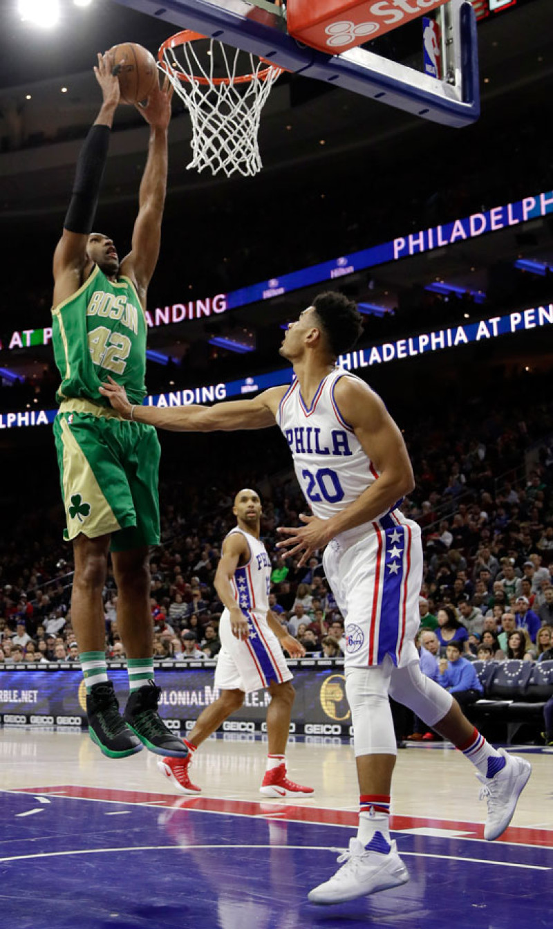 Al Horford, de los Celtics de Boston, se apresta a donquear el balón ante la defensa de Timothe Luwawu-Cabarrot, de los Sixers de Filadelfia, en el encuentro de ayer en el baloncesto de la NBA.