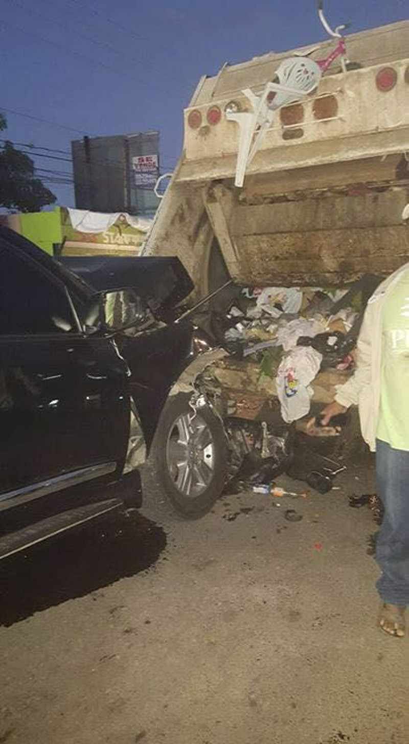 Johansen Rochel falleció cuando su jeepeta se estrelló con un camión recolector de basura del Ayuntamiento de Higüey que se dañó en la salida de Higüey hacia Yuma.