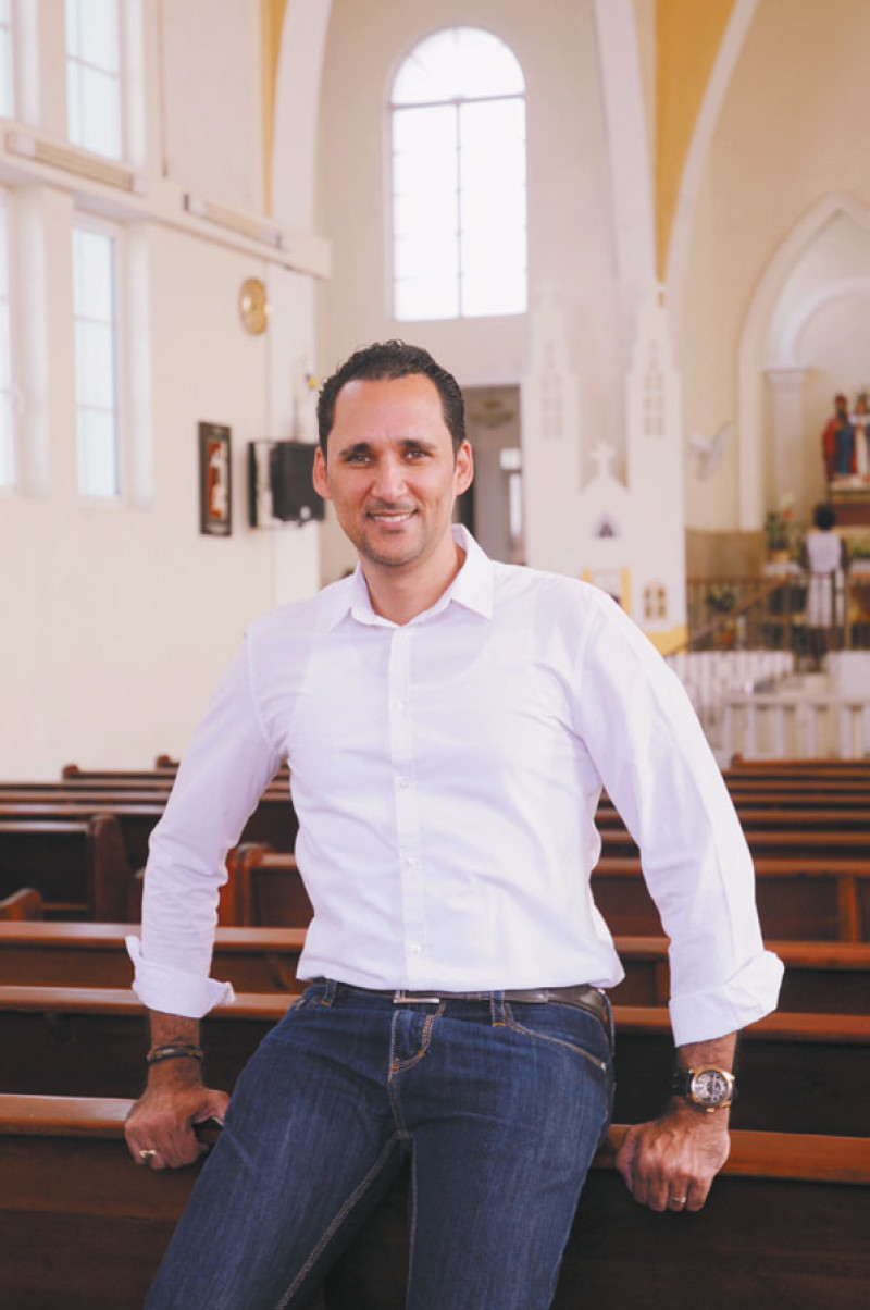 Desde el año 2000, José Miguel Arias se está involucrando en el mundo de la música cristiana. Asegura que su fortaleza en el camino ha sido y seguirá siendo ver las oportunidades y circunstancias desde la óptica de Dios.