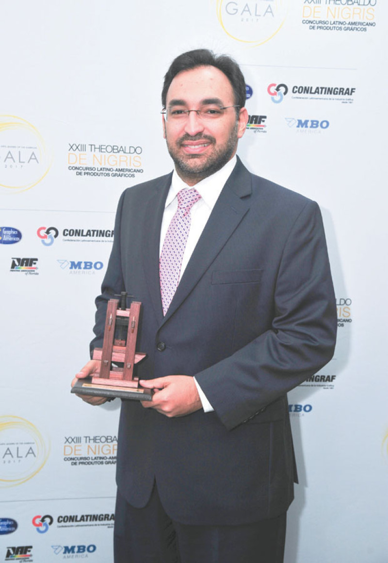 Luis Miura, presidente de la firma, posa con el trofeo.