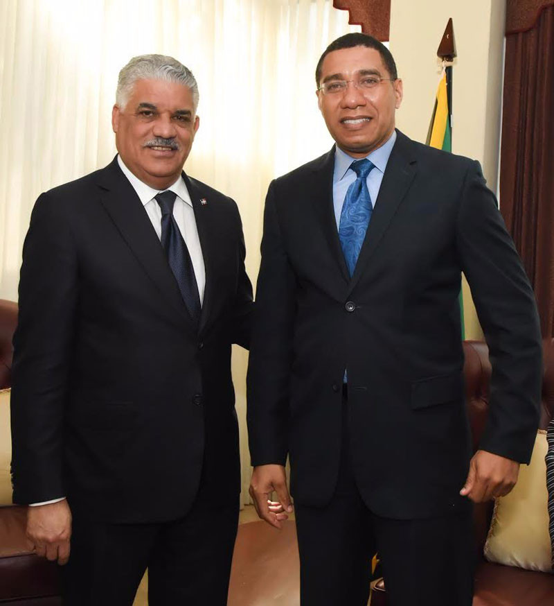 Figuras. Miguel Vargas y el primer ministro de Jamaica, Andrew Holness, durante su encuentro en Kingston.