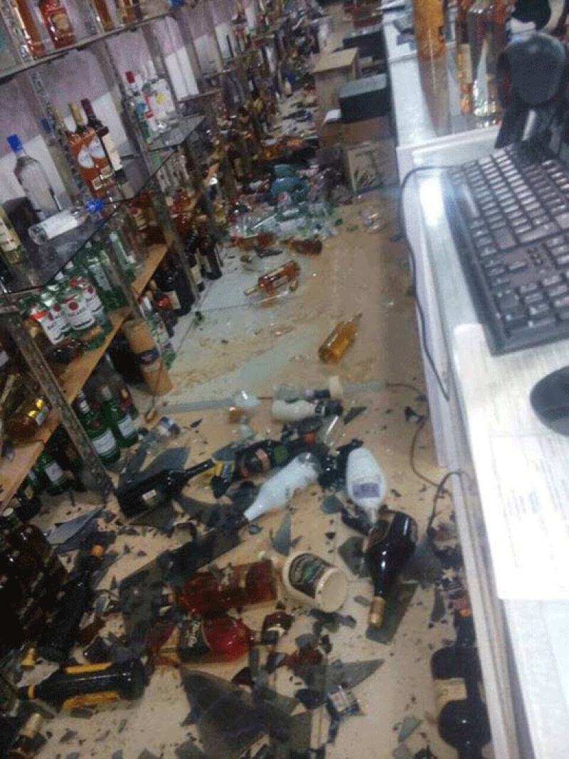 Foto del interior de un negocio en Hato Mayor, anoche, tas el temblor.