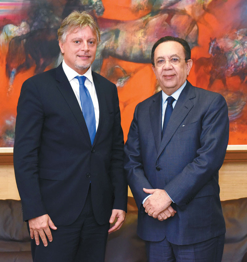 Reunión. El nuevo representante del BM, Alessandro Legrottaglie, junto al gobernador Héctor Valdez Albizu.