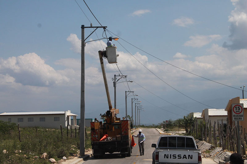 Electricidad. Unidades de la CDEEE trabajan en la sustitución de luminarias en Nuevo Boca de Cachón.