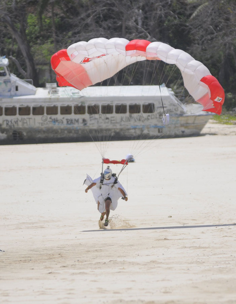 Un paracaidista aterriza hoy, en una playa de Isla Contadora (Panamá). aracaidistas de 17 países establecieron un nuevo récord en Panamá de salto en conjunto en caída libre con 20 participantes, informaron hoy a Efe los organizadores del IV "Pepe's Island Boogie Panamá".