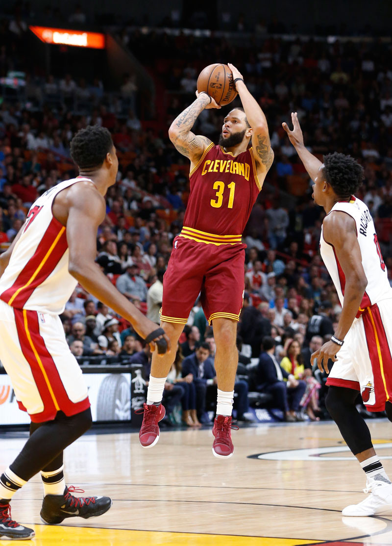 Deron Williams, de los Cavaliers de Cleveland, intento un lance al canasto frente a Hassan Whiteside, a la izquierda, y Josh Richardson, de Miami Heat, en la primera mitad del encuentro de la NBA anoche.