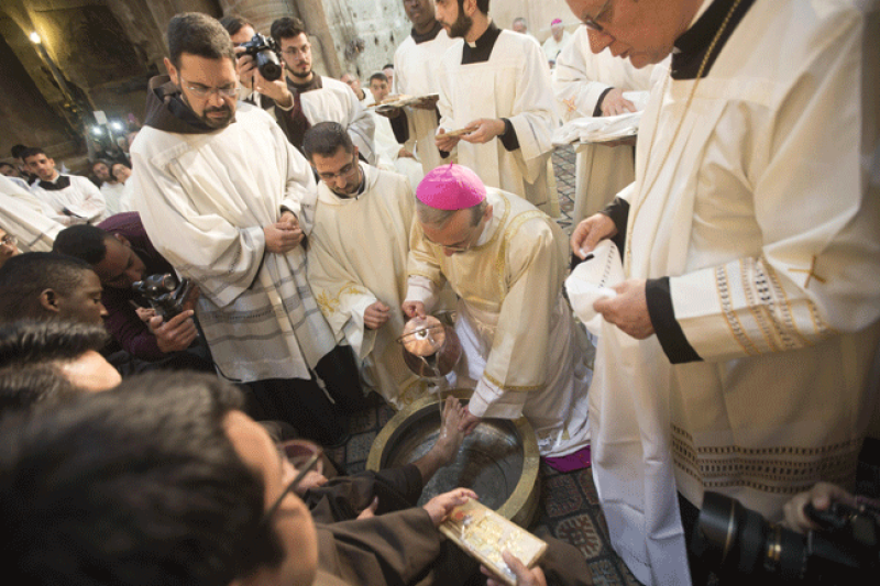 Sacerdotes participan en la ceremonia "Lavatorio de los pies" con motivo de la Semana Santa en la iglesia del Santo Sepulcro en Jerusalén, Israel, hoy, 13 de abril de 2017. EFE/ATEF SAFADI