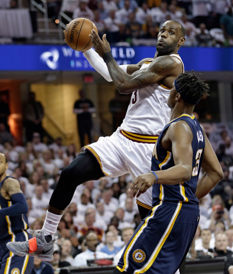 LeBron James, de Cleveland, domina el balón frente a Myles Turner, de Indiana, en acción del partido de anoche en el baloncesto de la NBA.