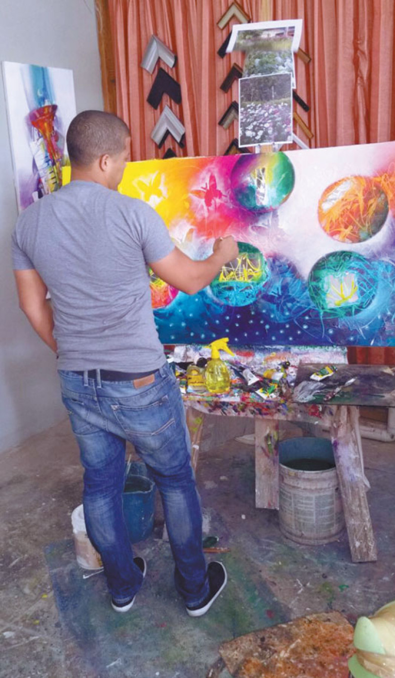 En su taller. Miguel tiene su taller en un pequeño local alquilado en Santo Domingo Este.