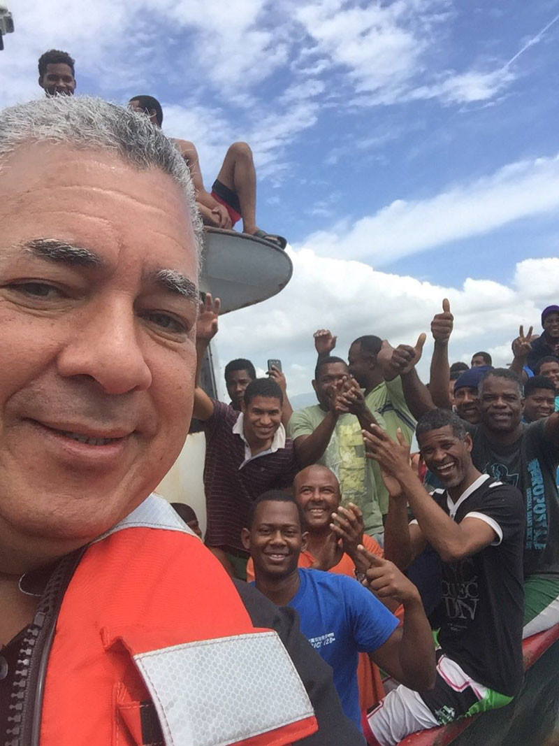 Respaldo. El embajador dominicano en Jamaica, José Delio Ares, con parte de los pescadores que fueron liberados en ese país.