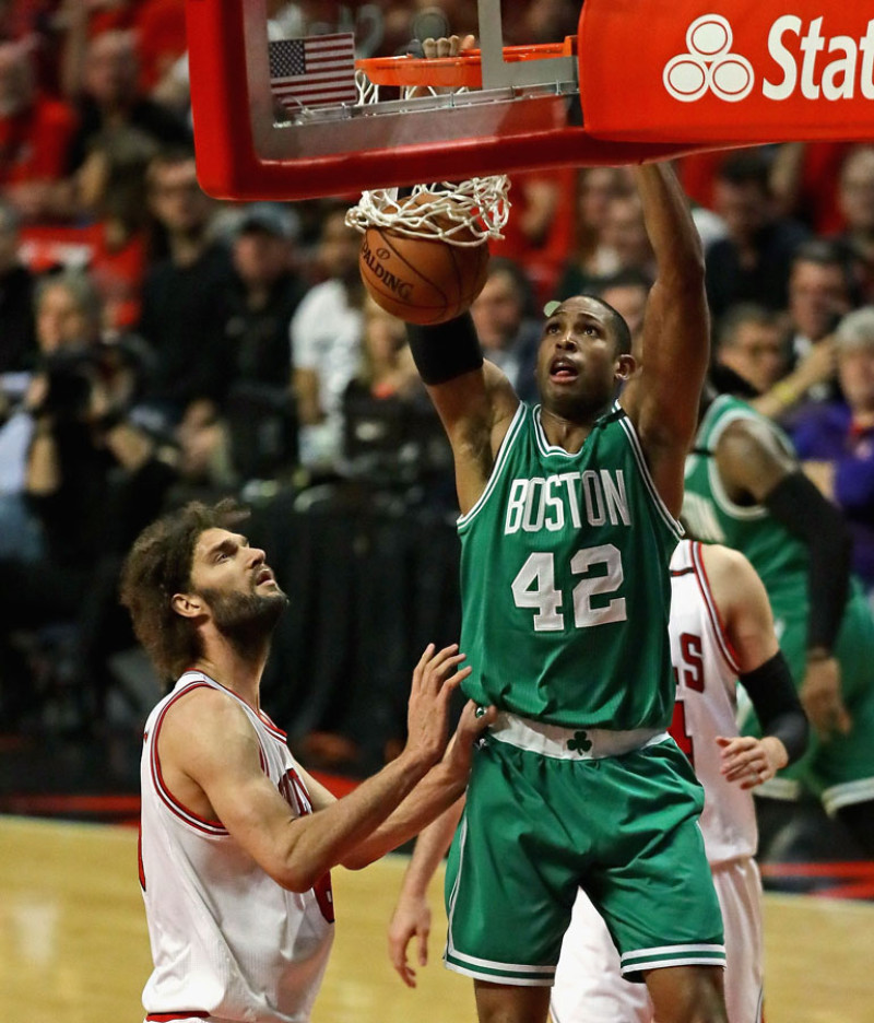 Al Horford, de los Boston Celtics, se eleva sobre Robin López, de Chicago Bulls, durante el Juego de final de la Conferencia Este en el United Center este domingo.
