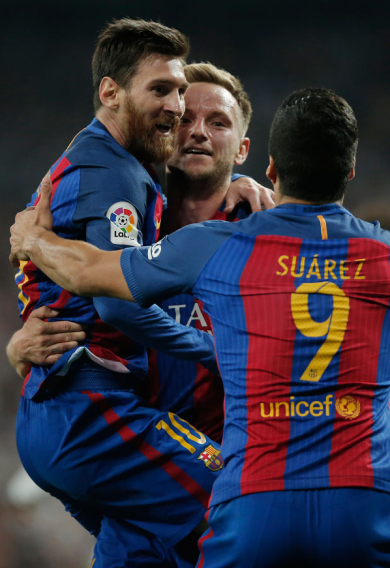 El rayo de Messi. Ivan Rakitic celebra junto a Lionel Messi y Luis Suarez luego de que el argentino anotara el gol para romper un empate y derrotar al Real Madrid de manera relampagueante.