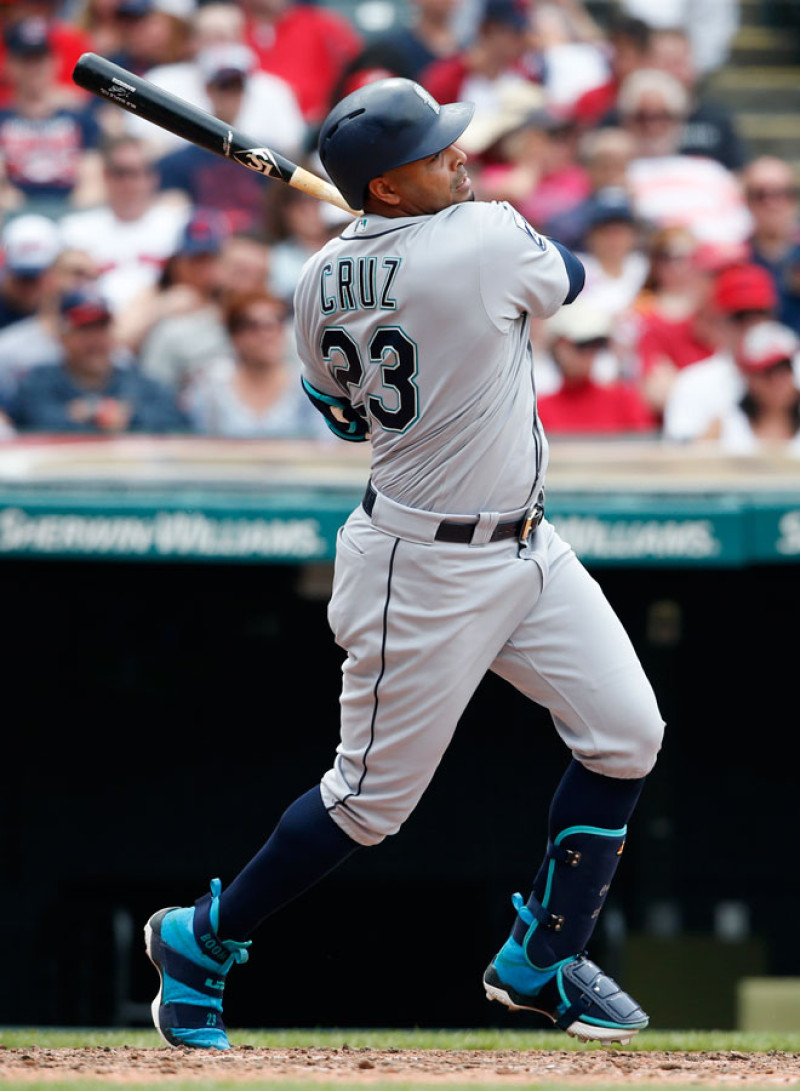 Nelson Cruz, de los Marineros, al momento de conectar un cuadrangular en la derrota ante Cleveland