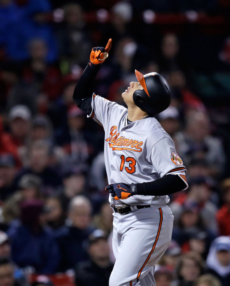 Manny Machado, de los Orioles, hace la típica señal de los peloteros tras conectar un vuelacercas a Rick Porcello, que abrió el partido por Boston.