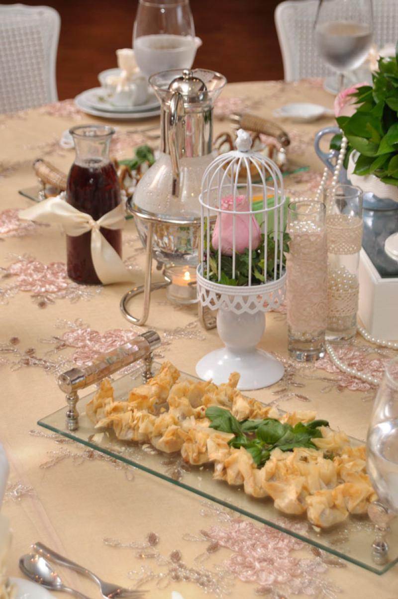 Estilismo decorativo 
Zayenca Martínez, de Don Eventos, inspiró la mesa de té en un concepto romance perlado con piezas en porcelana complementadas con flores en tonos rosados y violetas.