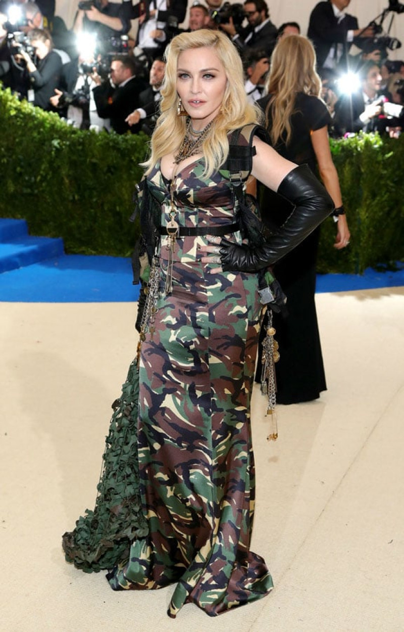 Madonna En Jeremy Scott. Parece que la cantante y el diseñador creen que un vestido de camouflage es de gala o etiqueta. Pues no!