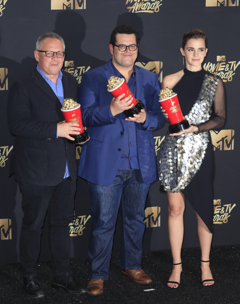 Bill Condon, Josh Gad y Emma Watson en la premiación.