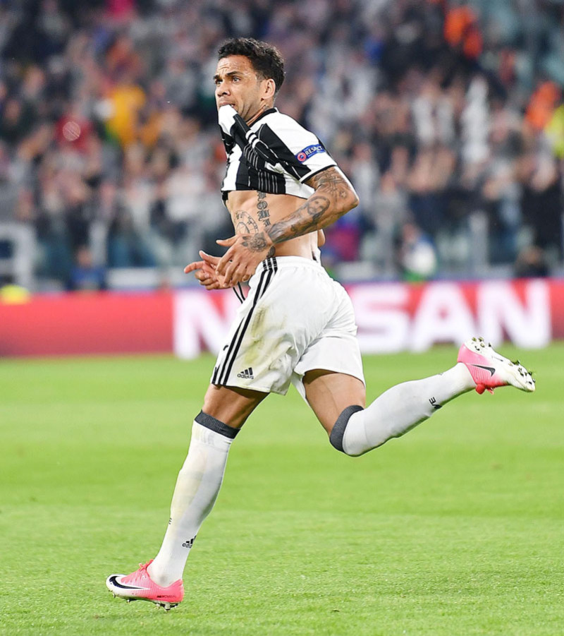 Dani Alves, del Juventus, celebra después de anotar un gol ayer durante un partido por la semifinal de la Liga de Campeones de la UEFA contra el Mónaco.
