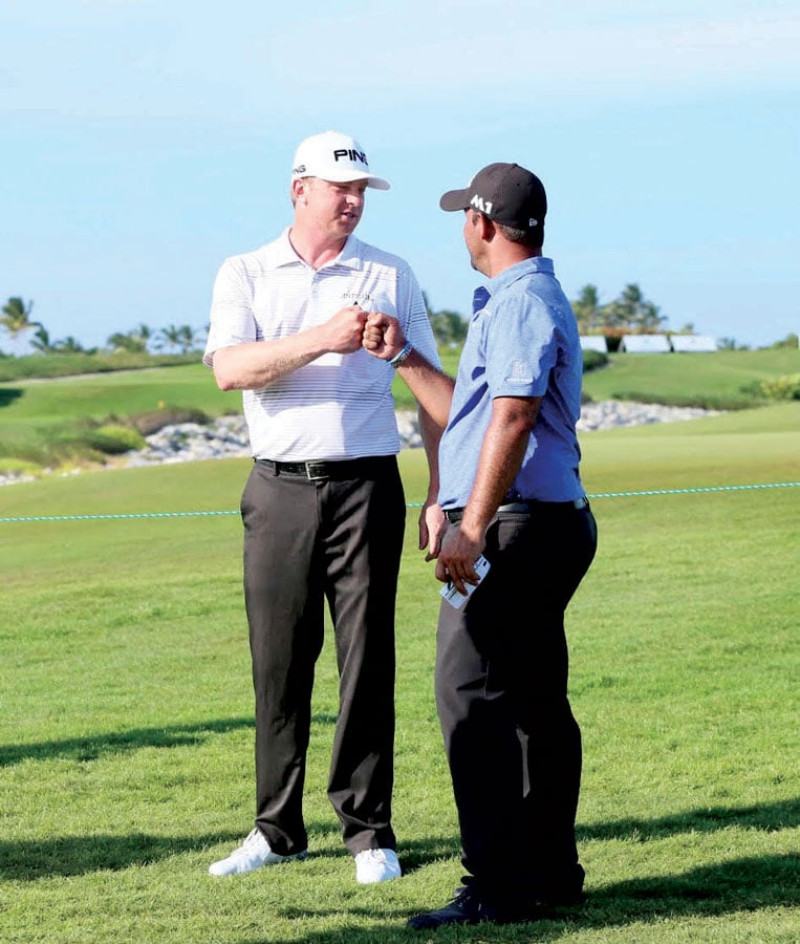 La elegancia del golf reflejada en una foto: el boricua Rafa Campos felicita al ganador, Nate Lashley.