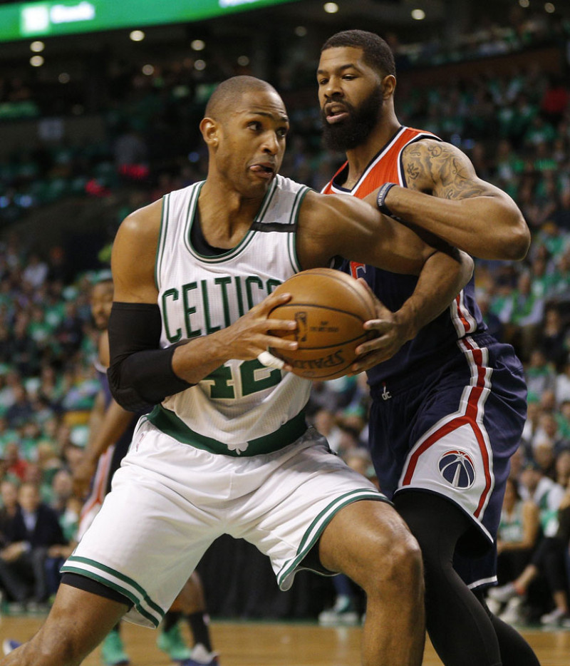 El dominicano Al Horford busca de manera agresiva marcar dos puntos en el choque que ganaron los Celtics anoche ante los Wizards.
