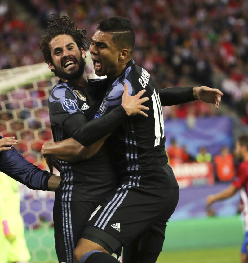 Isco Alarcón, a la izquierda, del Real Madrid celebra con Casemiro su gol, primero del equipo frente al Atlético de Madrid, durante el partido de vuelta de semifinales de la Liga de Campeones.