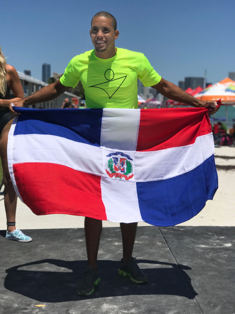 Miguel Portes exhibe orgulloso la bandera dominicana.