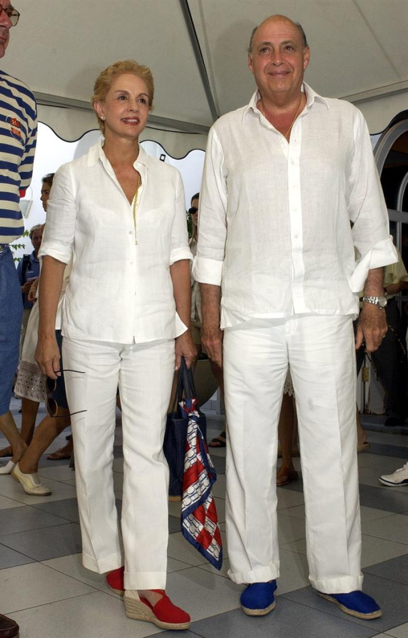 Fotografía de archivo fechada el 3 de agosto de 2002 que muestra a la diseñadora Carolina Herrera y su esposo Reinaldo durante un evento en el al Club Náutico de Palma de Mallorca (España).