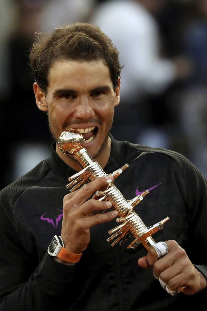 El tenista español Rafael Nadal celebra su victoria ante el austriaco Dominic Thiem, en la final del torneo Mutua Madrid Open que se está disputó en la Caja Mágica, en Madrid.