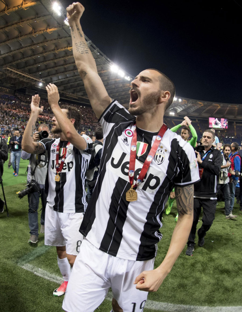El jugador de Juventus Leonardo Bonucci celebra luego del triunfo de su equipo en el partido final de la Copa Italia ante el Lazio ayer.