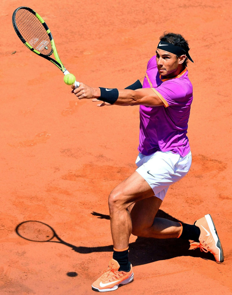 El español Rafael Nadal devuelve la bola a su compatriota Nicolás

Almagro durante un partido de segunda ronda en torneo de tenis Roma.