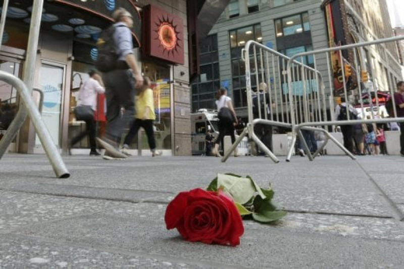 Una rosa sobre la acera del Time Square en Nueva York en honor a las víctimas del atropello masivo del jueves. (AP Photo/Richard Drew)