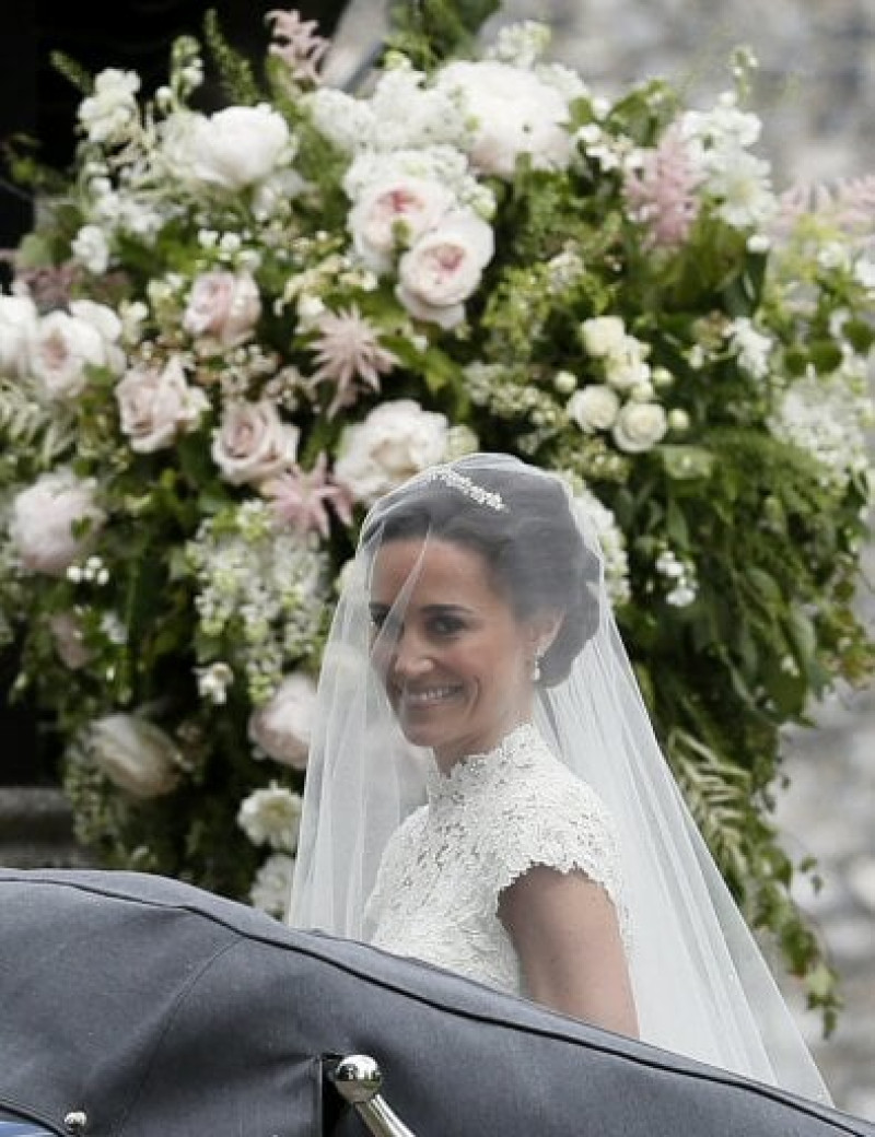 Pippa Middleton llega para su boda a James Matthews en la iglesia de San Marcos en Englefield, Inglaterra.  Foto vía AP.