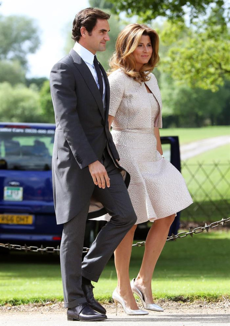 El tenista suizo Roger Federer  y su esposa Mirka Federer asisten a la ceremonia de la boda. Foto vía EFE