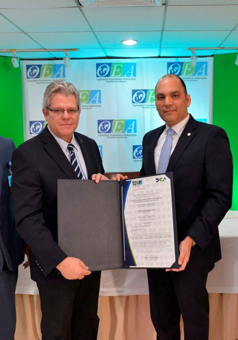 Acreditada. Gustavo Tavares, ejecutivo de Marítima Dominicana, recibe el certificado de manos de Enrique Ramírez.