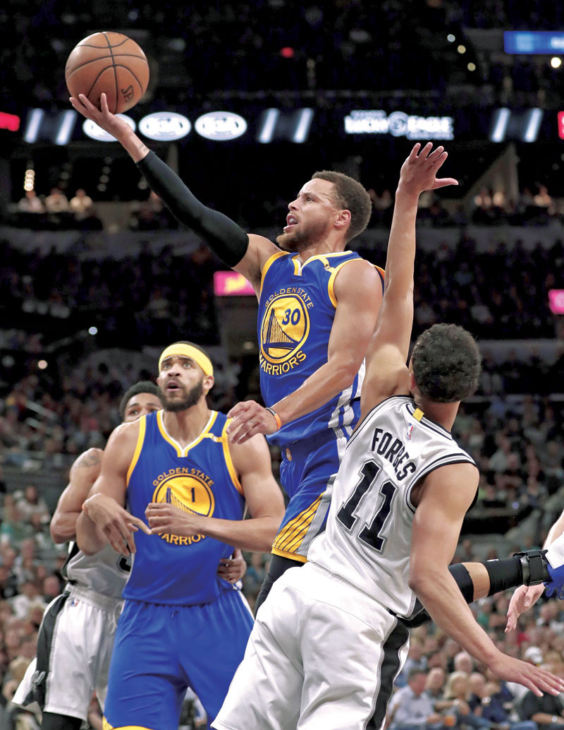 Stephen Curry busca anotar dos puntos en bandeja durante el partido de anoche que los Warriors vencieron a los Spurs 129-115 para avanzar a la final de la NBA.