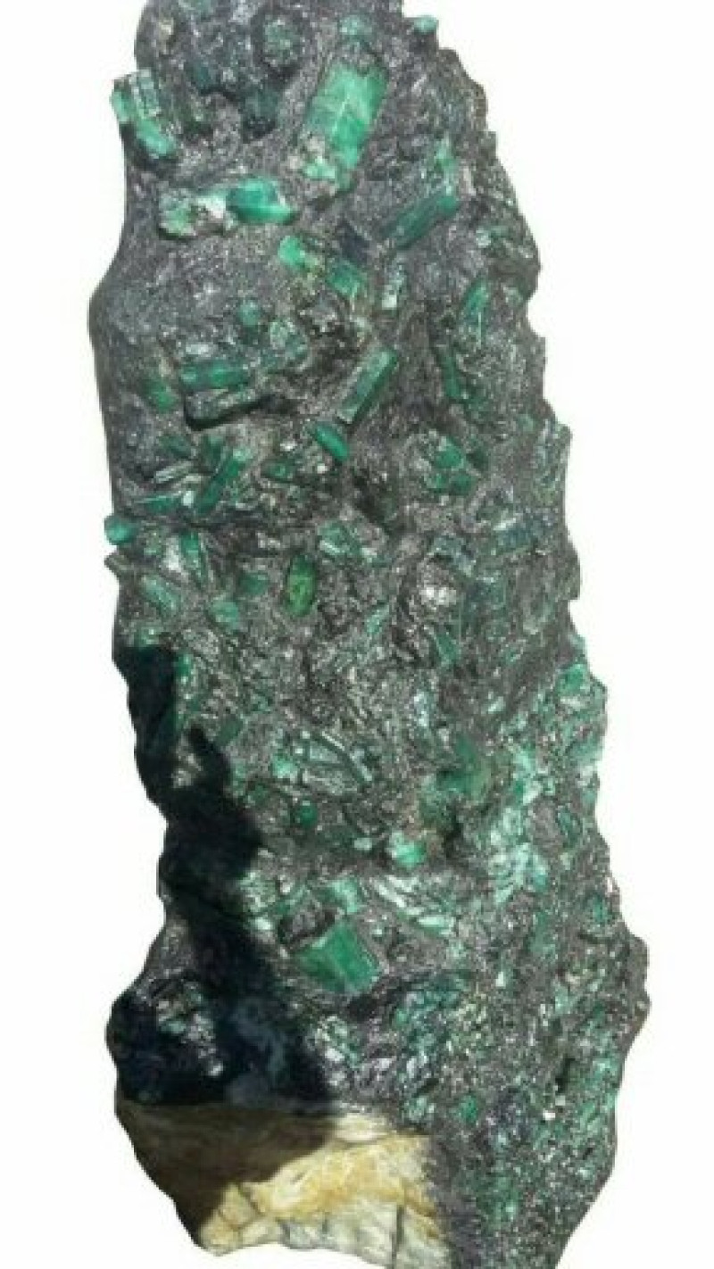 En esta imagen cortesía de la Cooperativa Mineral Bahía se ve una esmeralda de 1,3 metros de alto y de más de 272 kilogramos de peso.