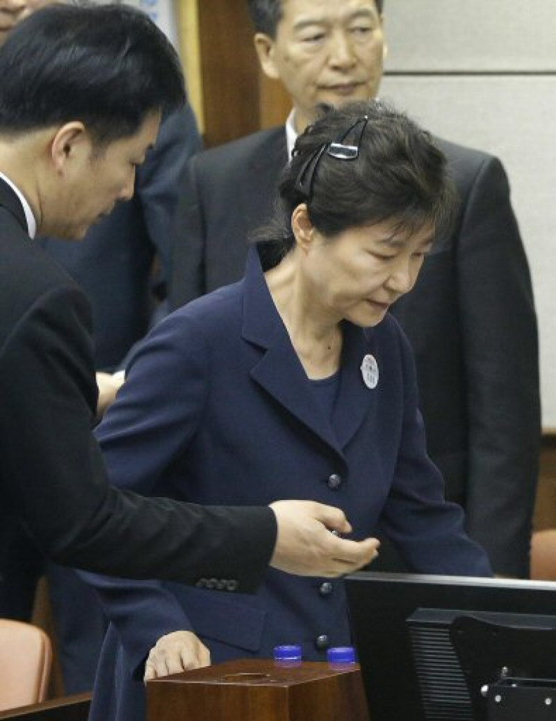 La ex presidenta de Corea del Sur, Park Geun-hye, llega a su juicio ayer, martes 23 de mayo de 2017, en el Tribunal Central del Distrito de Seúl (Corea del Sur)