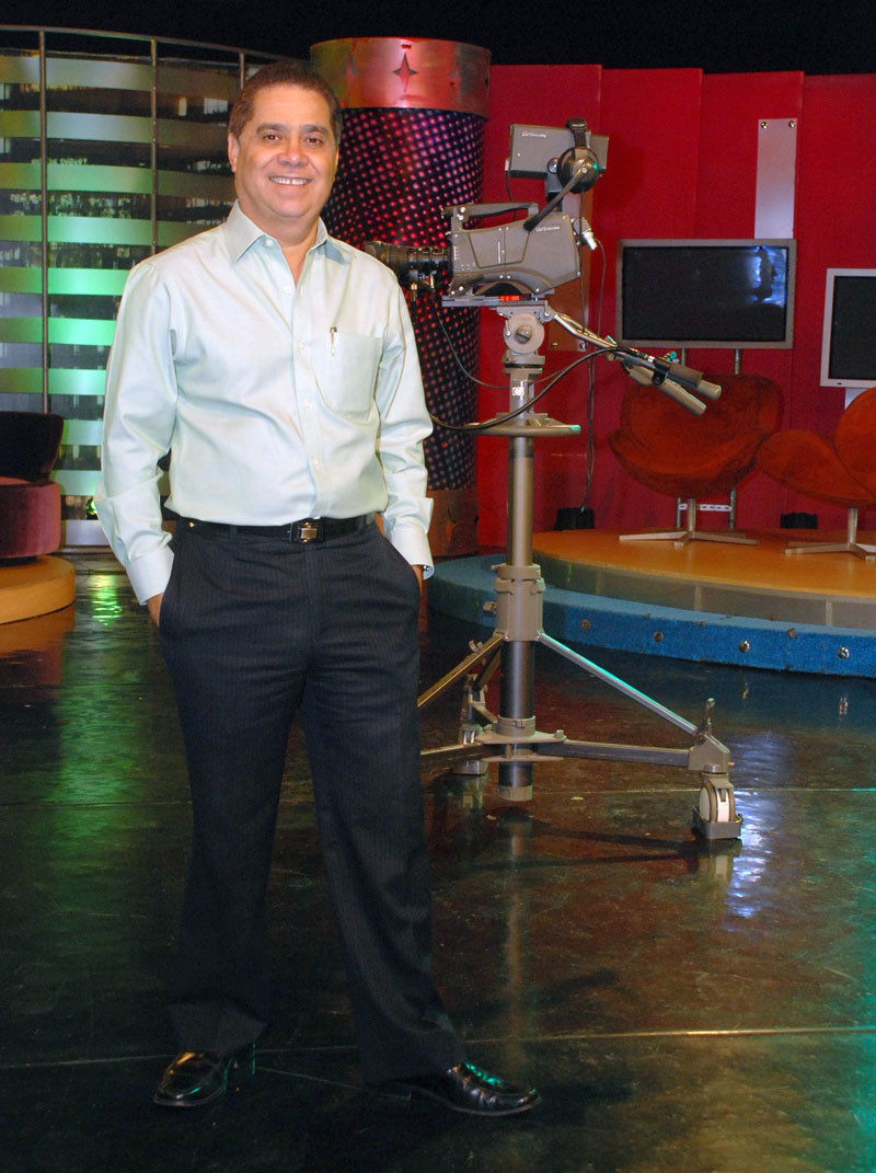 Figura. Valentín Báez, ejecutivo de Teleantillas, canal que anuncia nueva programación.